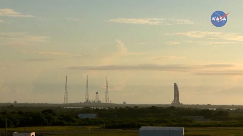 NASA dopravila měsíční raketu zpět na odpalovací rampu